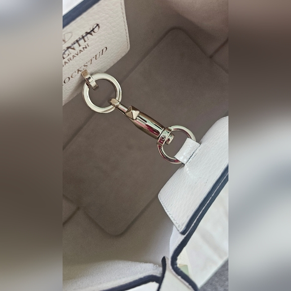 Valentino Garavani Rockstud Small East-West Leather Tote Bag Light Ivory - Picture 10 of 16